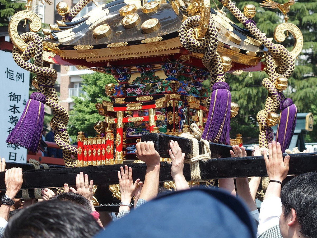 日本人認為透過抬轎可以表彰自己對神明的虔誠與敬重，並獲得神明庇佑。而神轎行進時的搖晃程度越大，代表神明能展現的力量越大。 圖： photo ac的masamasagt／提供