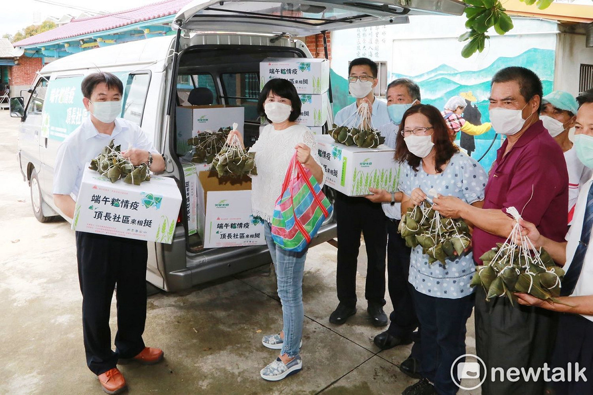 台南市長黃偉哲夫人劉育菁出席「端午粽情疫•社區來相挺」活動，與婆婆媽媽用在地優質食材包愛心肉粽，將分享給陳時中部長所率領的中央流行疫情指揮中心團隊。 圖：黃博郎／攝