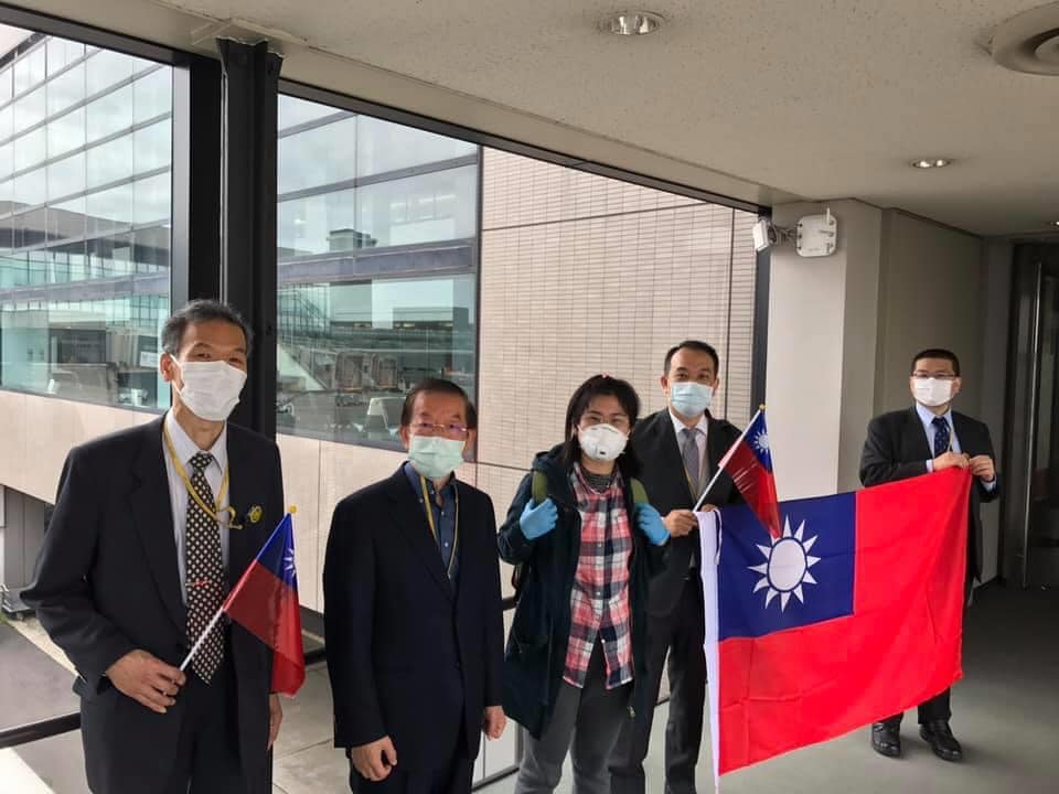 謝長廷今天在臉書貼出與原本滯俄的台灣國民合照，表示「終於在成田機場接到來自俄羅斯的留學生，總共96位」。 （翻攝自謝長廷臉書）