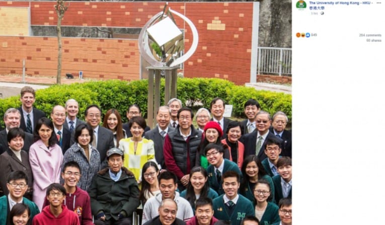 港大在臉書發布由校長張翔撰寫的悼文，對何鴻燊的離世表達哀悼，隨悼文上傳的4張照片中，其中一張何鴻燊2014年與當時港大師生的合照，何鴻燊的下半身及部份學生全被校方裁掉。 圖：翻攝香港大學臉書