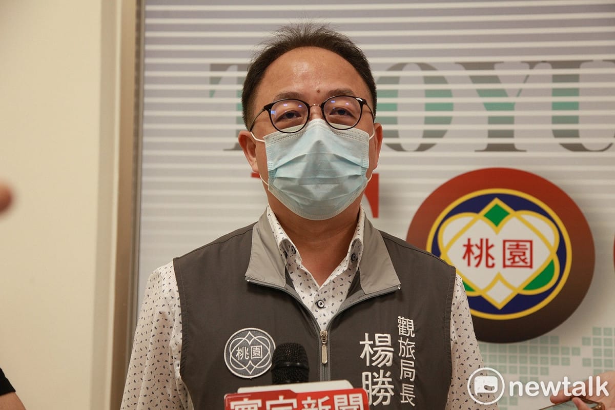 楊勝評說明，6/22起桃園市民可憑市民卡上網登錄，就有機會抽中500元視同現金的電子旅遊券，只有1萬個中獎機會。 圖：林昀真/攝