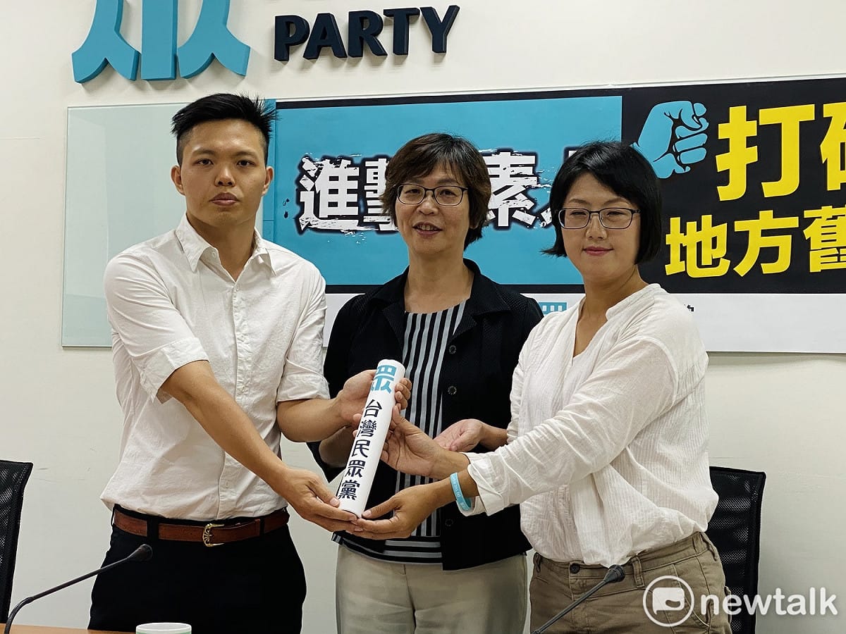 民眾黨今召開記者會，針對屏東縣崁頂鄉長補選，推薦廖國富（左）以無黨籍參選，中為民眾黨立委蔡壁如、右為嘉義服務處副主任吳慧玲。 圖：周煊惠 ／攝（資料照）