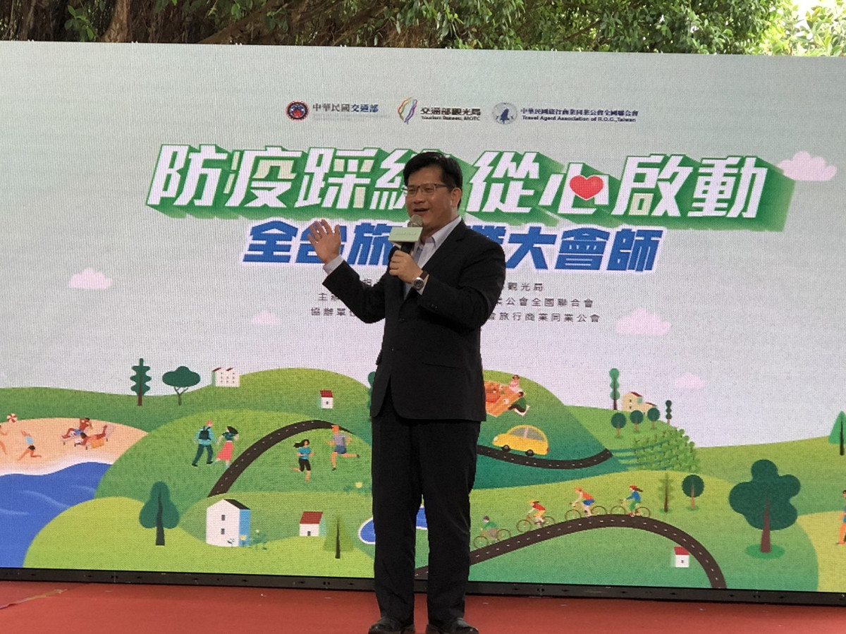 交通部長林佳龍今天出席「防疫踩線 從心啟動」記者會，宣布由張錫聰接任觀光局長 圖：交通部/提供