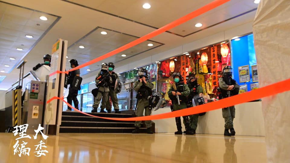 大批武裝防暴警員佇立，驅離民眾。 圖：取自理大編委臉書
