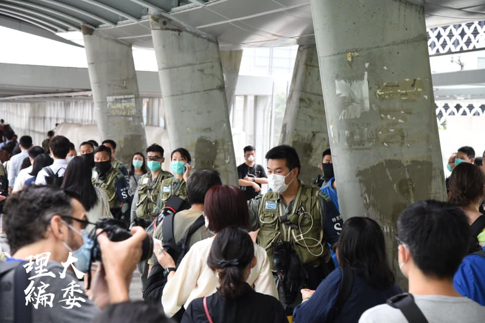理大學生報編委會發文表示，今早警方於港島佈防。海富中心至政總天橋一帶，有大批市民輪候警方搜身。 圖：取自理大編委臉書