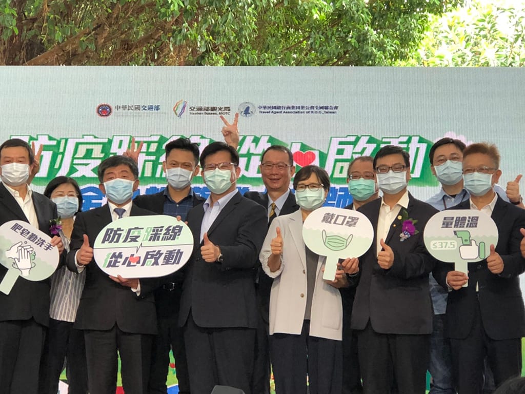 交通部長林佳龍及衛福部長陳時中遭立委質疑「同床異夢」，圖為兩人27日上午一同參加防疫旅遊踩線團首發團出發記者會。(資料照) 圖：交通部觀光局／提供
