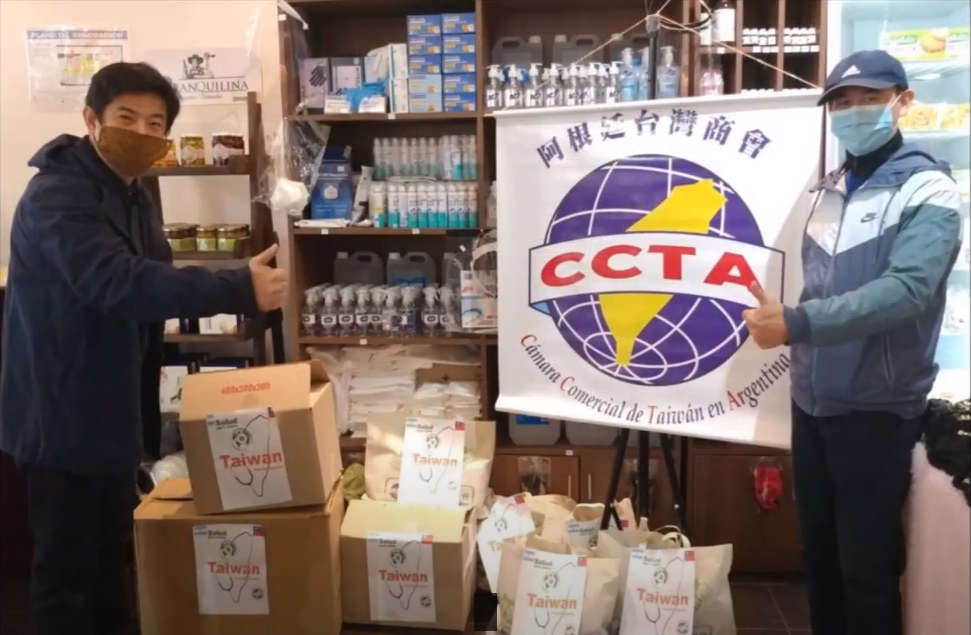 阿根廷台灣商會會長李培維（左）集結當地僑胞，採購大量醫療物資送至貧民區，捐贈給第一線醫護人員。 圖：擷取自YouTube
