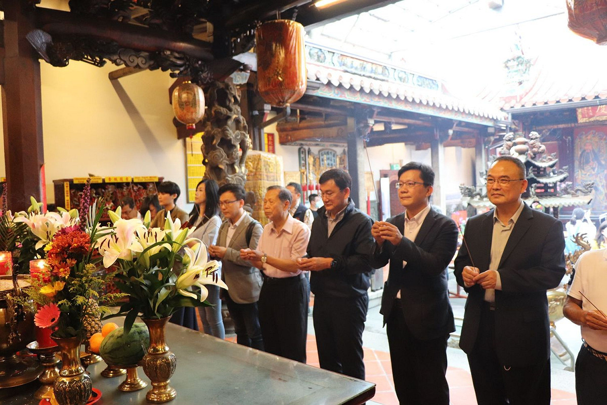 台中市立委張廖萬堅、黃國書今天邀請相關人員到萬和宮考察。 張廖萬堅服務處/提供