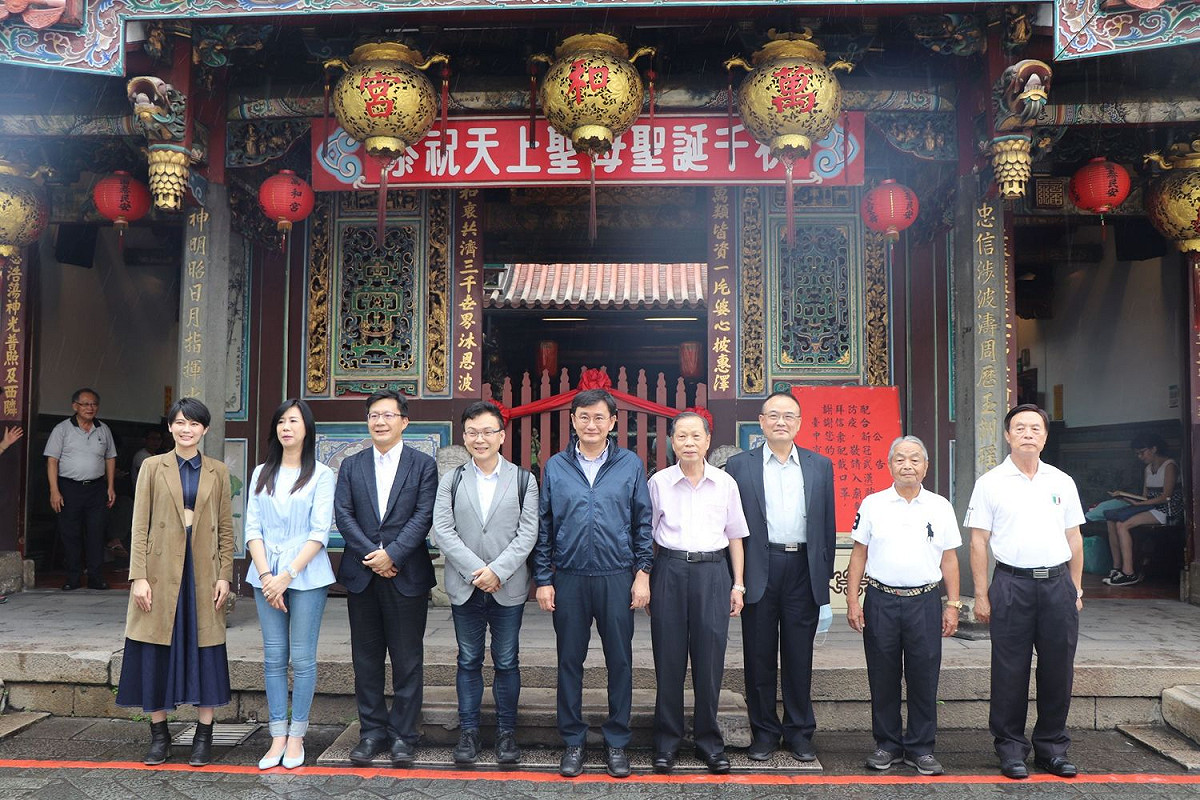 台中市立委張廖萬堅、黃國書今天邀請相關人員到萬和宮考察。 張廖萬堅服務處/提供