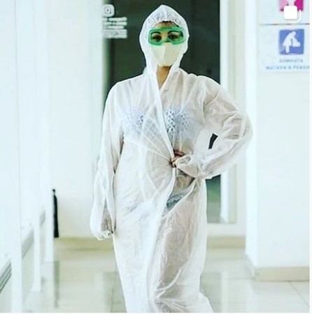 許多俄羅斯女性同胞不約而同的在透明防護衣下穿著比基尼自拍，並上傳照片，以表達對朱可娃的支持。 圖：翻攝IG@eseniya_kuzminskaya