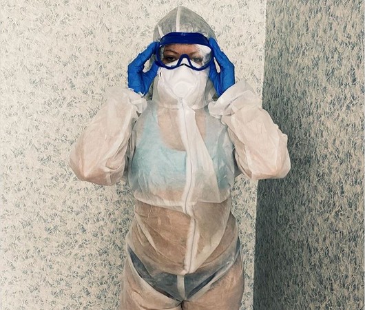 薩馬拉市一些女性響應在透明防護衣下穿著比基尼的活動，鼓勵民眾在社群媒體上發布照片。 圖：翻攝IG@eseniya_kuzminskaya