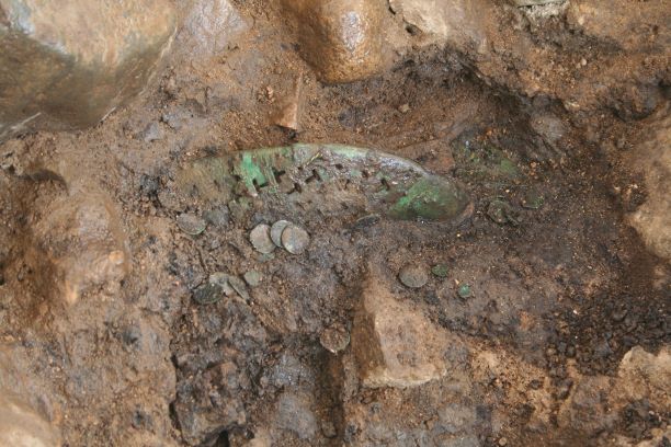 韓國文化遺產管理局與慶州市政府15日在慶州市皇南洞120-2號，挖掘新羅王朝墓葬時，發現鍍金銅鞋。 圖：翻攝自韓國文化財廳官網