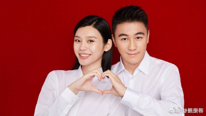 中國超模奚夢瑤(左)去年與賭王最小兒子何猷君(右)領證結婚。 圖：翻攝微博