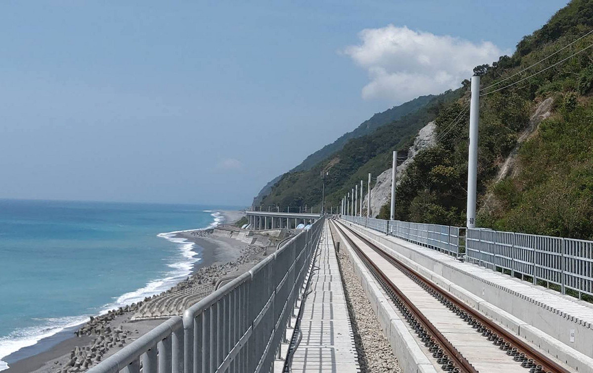 南迴線多良段2.7公里改建成依山傍海的高架道路行駛。 圖：翻攝自交通部臉書
