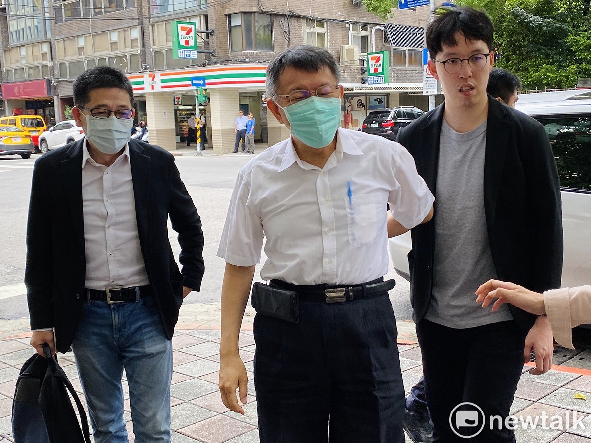 前移民署長謝立功（左）昨（27日）陪同民眾黨主席柯文哲（中）出席黨政會報，右為民眾黨團副主任柯昱安。 圖：周煊惠 ／攝（資料照）