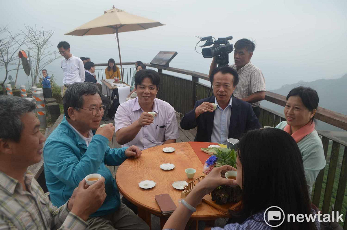 嘉義縣政府將於今年8月成立勞青處，協助青年返鄉就業。圖為縣長翁章梁與立委陳明文視察嘉義縣的重要產業茶葉。 圖：蔡坤龍/攝（資料照）