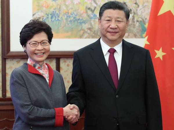 香港俗稱「國歌法」的國歌條例草案剛剛完成二讀，若不當使用或污辱中國國歌《義勇軍進行曲》，將會被罰款或監禁。圖為香港特首林鄭月娥（左）、中國領導人習近平（右）。 圖：新華社（資料照）