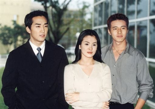 元斌（右1）於2000年與宋慧喬、宋承憲演出經典韓劇《藍色生死戀》後一砲而紅。 圖：翻攝自微博
