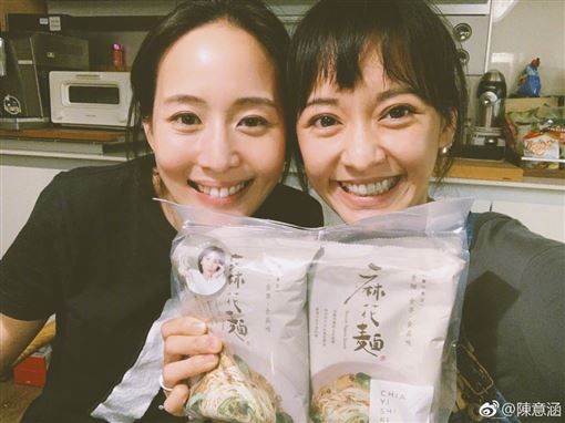 張鈞甯和陳意涵兩人最後一次更新同框照停留在2018年12月，替賈靜雯的乾拌麵宣傳。 圖：翻攝自陳意涵微博