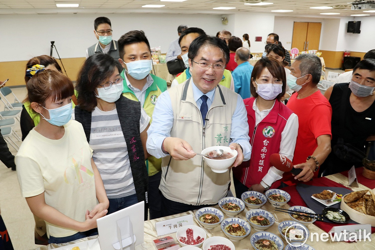台南各大飯店及餐飲業者端出「阿中自助餐」及英雄宴菜色，將用滿滿的熱情與感謝的心歡迎陳時中部長及防疫五月天團隊。 圖：黃博郎攝