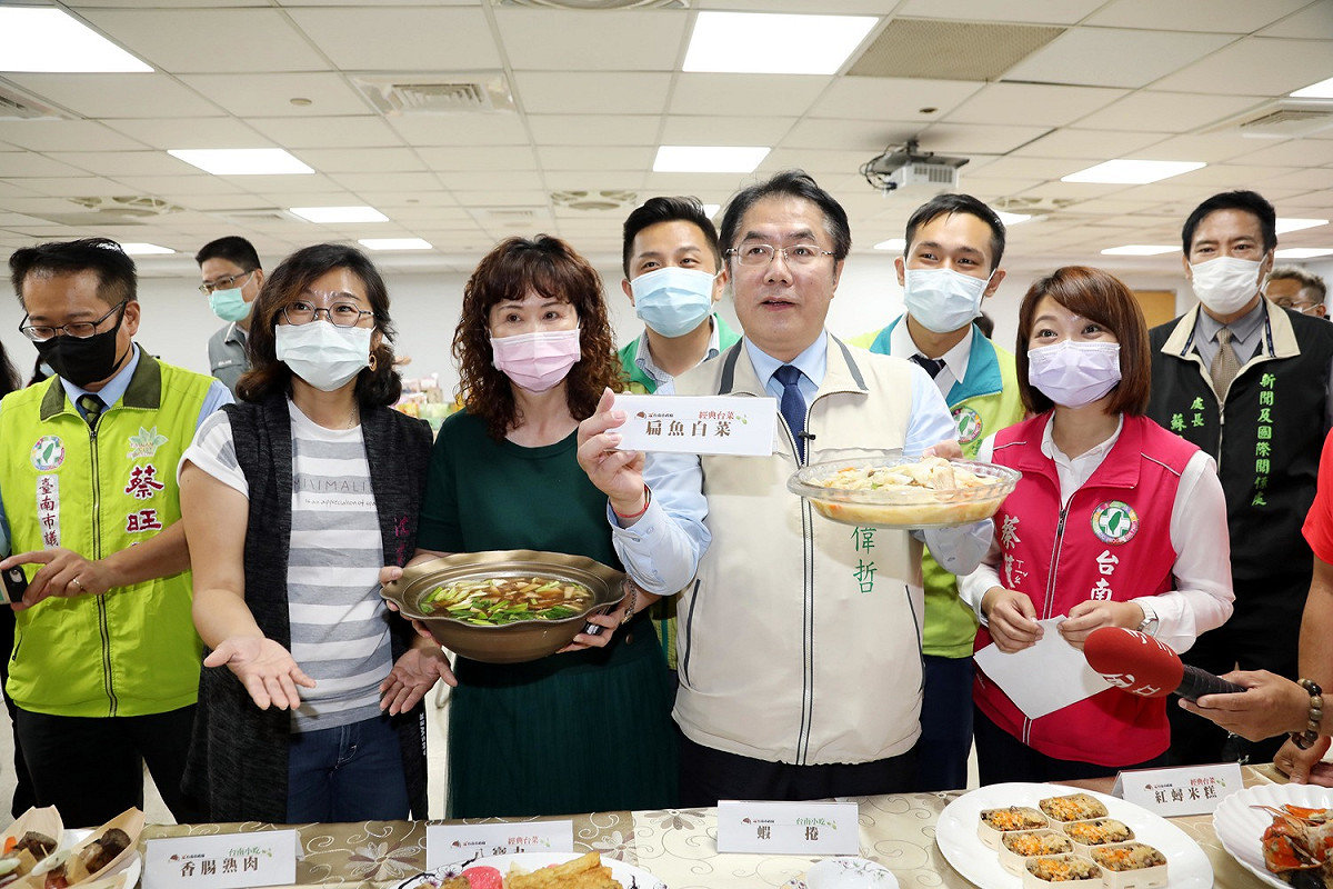 台南各大飯店及餐飲業者端出「阿中自助餐」及英雄宴菜色，將用滿滿的熱情與感謝的心歡迎陳時中部長及防疫五月天團隊。 圖：黃博郎攝