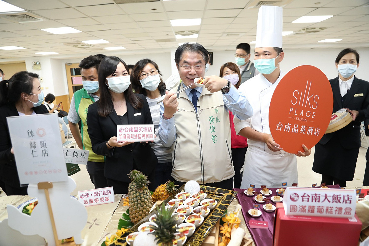 台南各大飯店及餐飲業者端出「阿中自助餐」及英雄宴菜色，將用滿滿的熱情與感謝的心歡迎陳時中部長及防疫五月天團隊。 圖：黃博郎攝