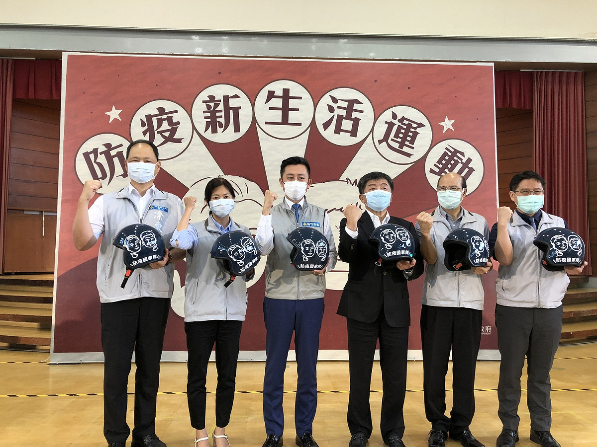 陳時中與新竹市長林智堅互增禮品 圖:新竹市政府提供