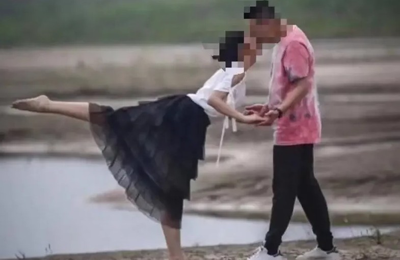 中國有攝影師拍下一對男女在沙灘上的接吻照，被取名為「芭蕾之吻」，沒想到疑似是一場不倫戀。 圖：翻攝微博