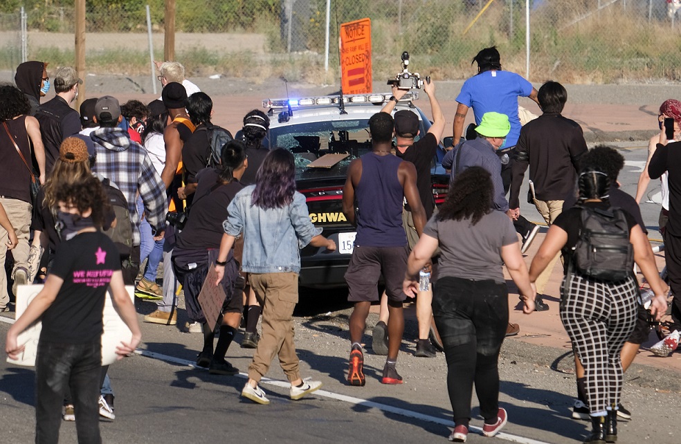 美國各地非裔族群對經過的警車踢打，甚至將窗戶打破。 圖：達志影像/美聯社(資料照片)