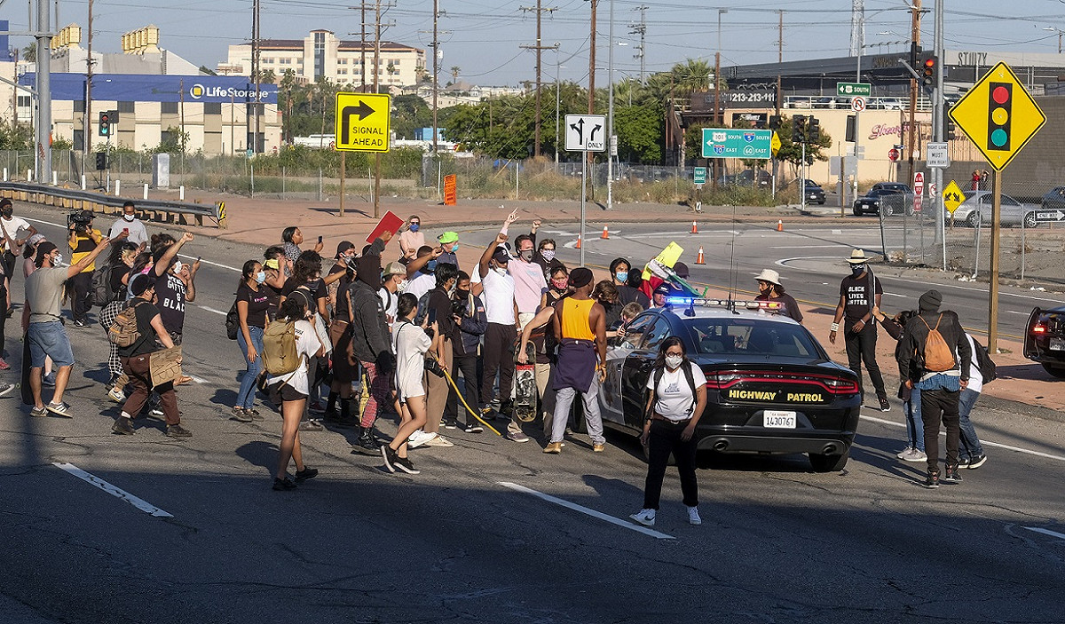 美國各地非裔族群在洛杉磯公路上抗議，並且包圍警車。 圖：達志影像/美聯社