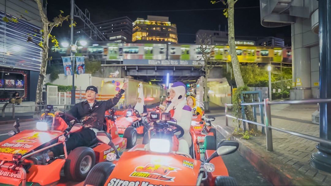 周杰倫開著卡丁車遊東京，感受萬聖節氣氛。 圖：Netflix/提供