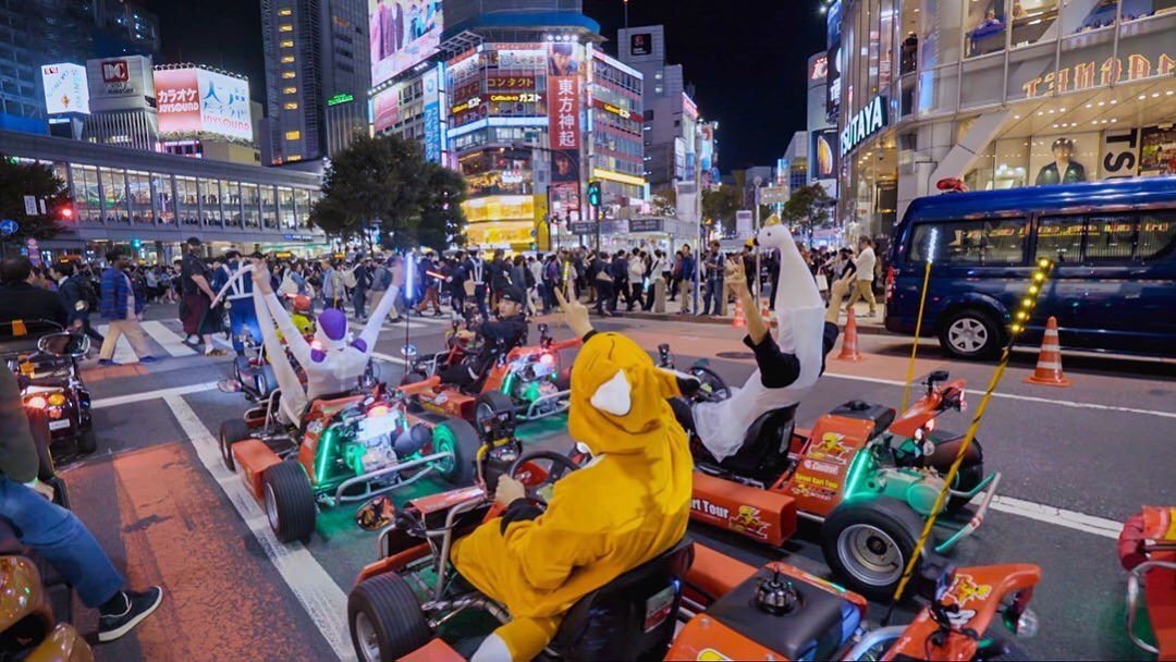 周杰倫開著卡丁車遊東京，感受萬聖節氣氛。 圖：Netflix/提供