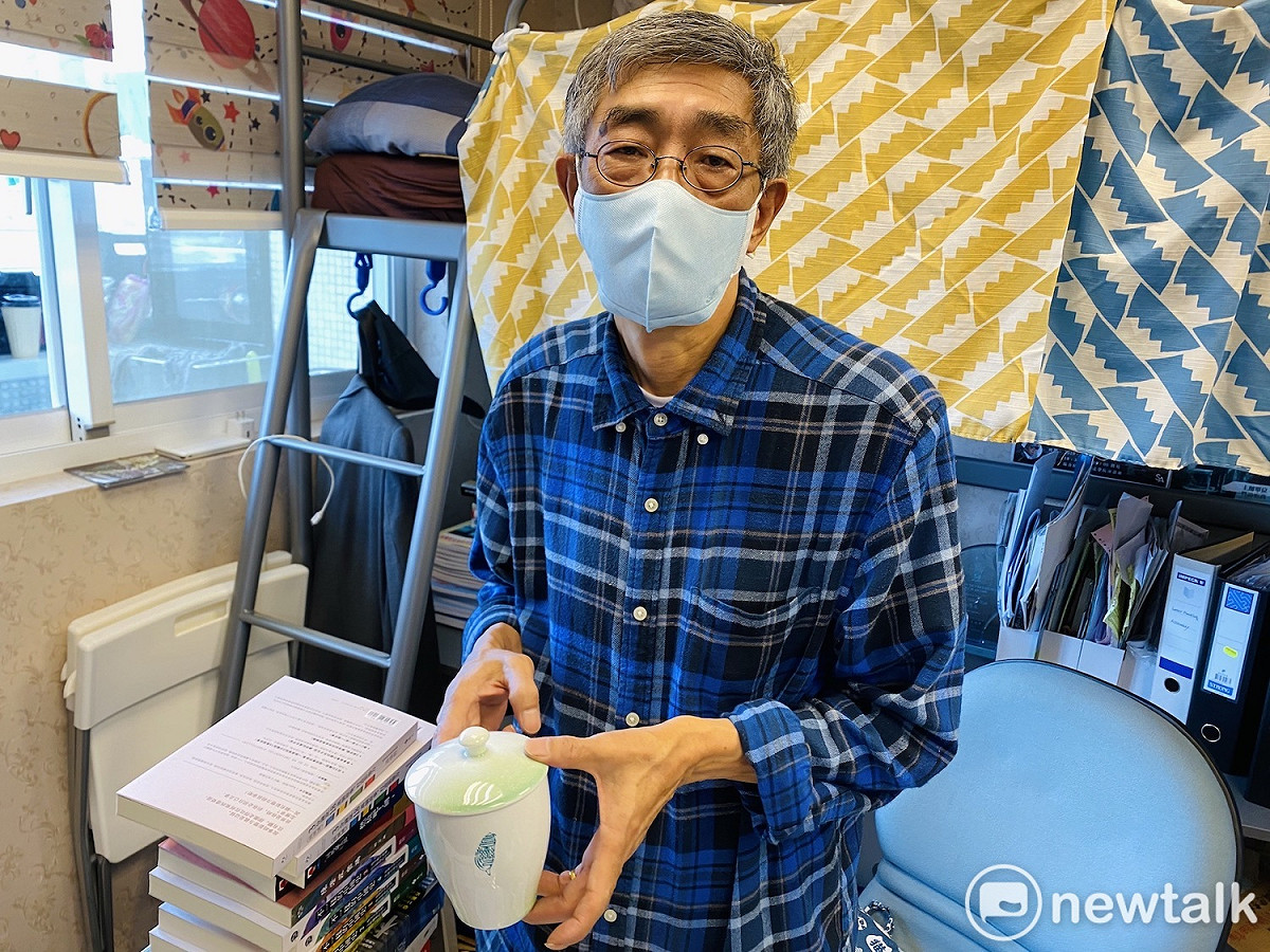 林飛帆則代表民進黨秘書長林錫耀，贈送林榮基一個台灣意象杯，林榮基表示，自己非常喜歡這個禮物。 圖：周煊惠 / 攝