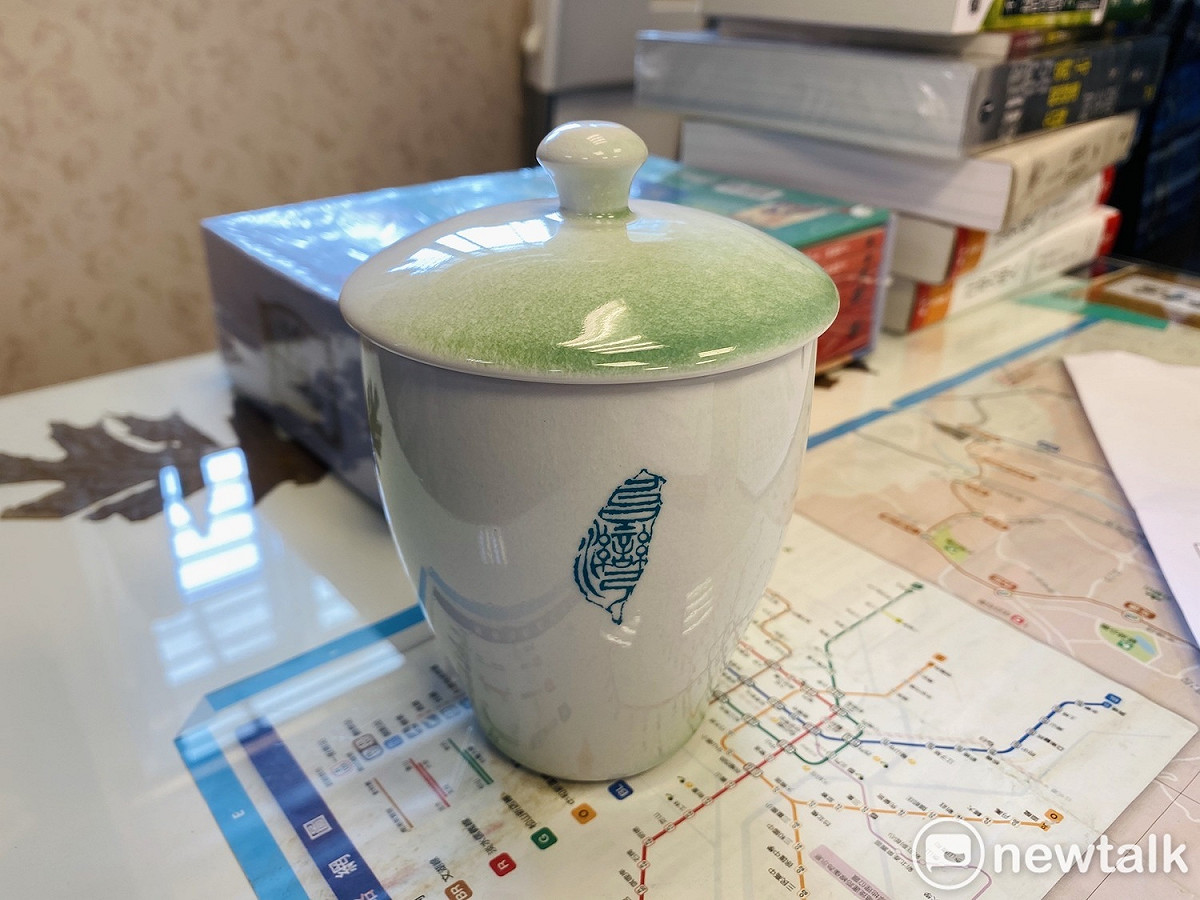 林飛帆則代表民進黨秘書長林錫耀，贈送林榮基一個台灣意象杯。 圖：周煊惠 / 攝