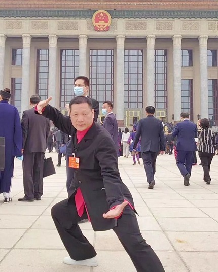 中國全國政協委員、海瀾集團董事長周建平在此次出席全國政協十三屆三次會議前，曾在人民大會堂外的廣場上打起太極拳。 圖：無錫發布