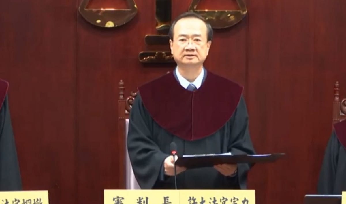 司法院15名大法官今（29）日下午4點，在憲法法庭宣示釋字第791號解釋，宣告《刑法》239條「通姦罪」違憲，自解釋之日起失效。 圖：司法院臉書