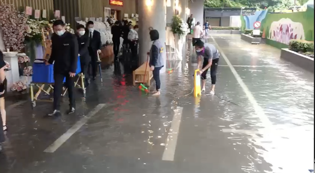 台北市立二殯下午淹水。 圖：應曉薇辦公室 / 提供