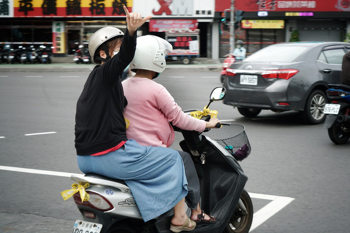 一位女騎士拿到罷韓黃絲帶後，比出6，象徵罷韓的手勢。 圖：張良一/攝