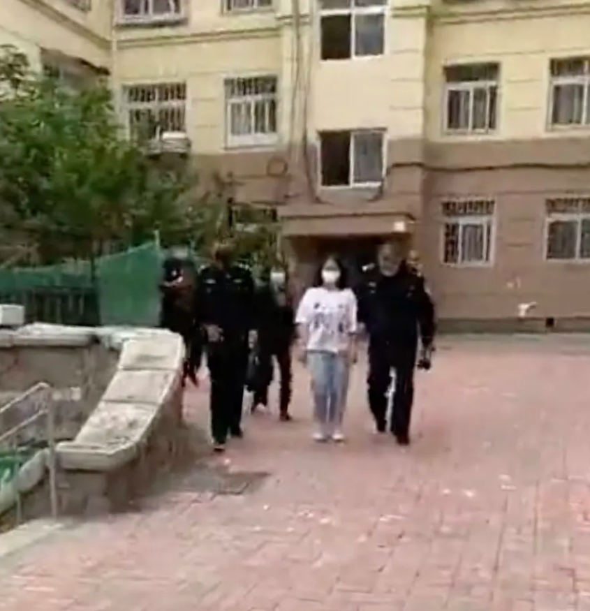 律師張靈在家中身亡，獨生女涉嫌重大，遭警方帶走調查。 圖：取自微信