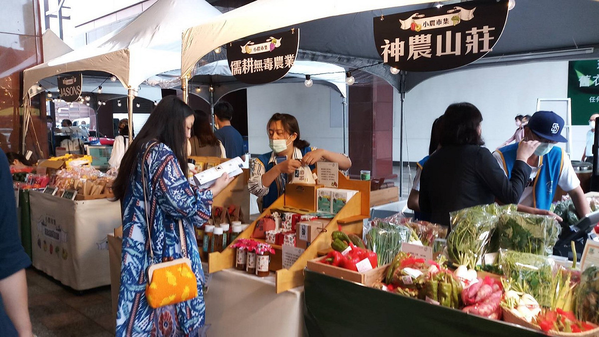 大雨讓蔬果價格飆漲，中友百貨的小農市集推出原價的有機蔬果，希望能刺激消費。 中友百貨/提供