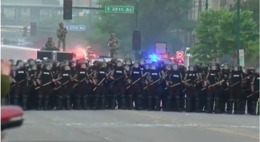 美國明尼蘇達州明尼阿波利斯市騷動仍舊持續，使得警方出動水砲車強力清場。 圖：翻攝自環球時報