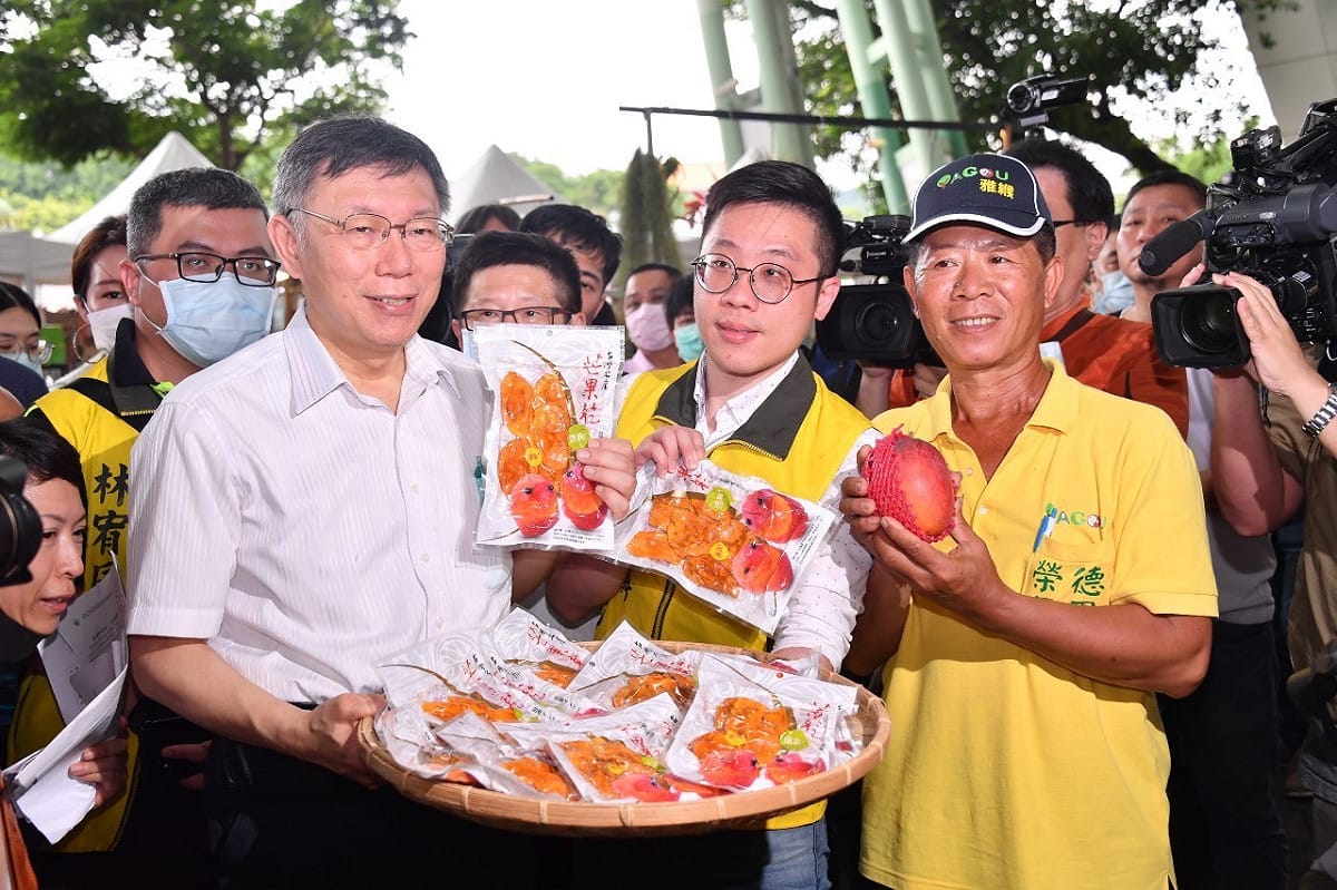柯文哲下午出席花博農民市集－枋寮漁菓節，替枋寮漁產、水果行銷。 圖：台北市政府/提供