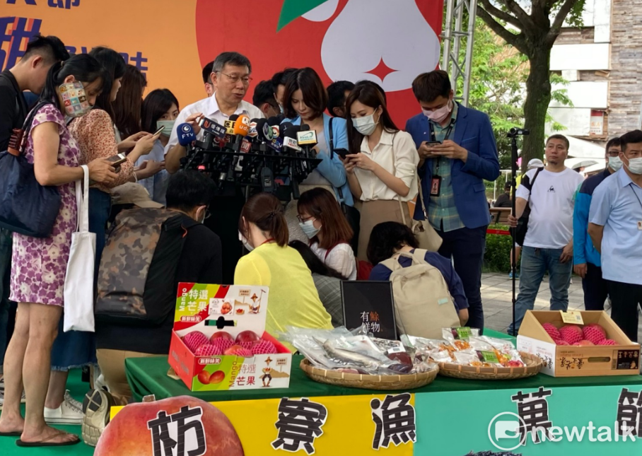 柯文哲出席花博農民市集－枋寮漁菓節，並接受媒體訪問。 圖 : 陳佩君/攝
