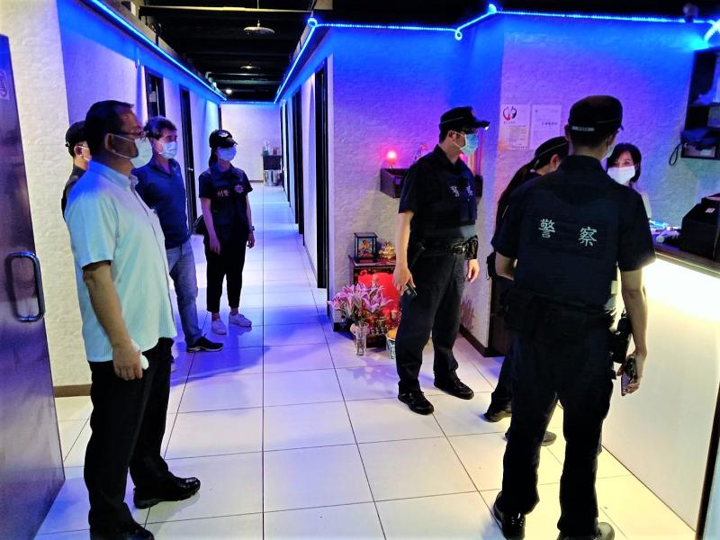 澎湖警方臨檢KTV 圖 : 馬公分局/ 提供