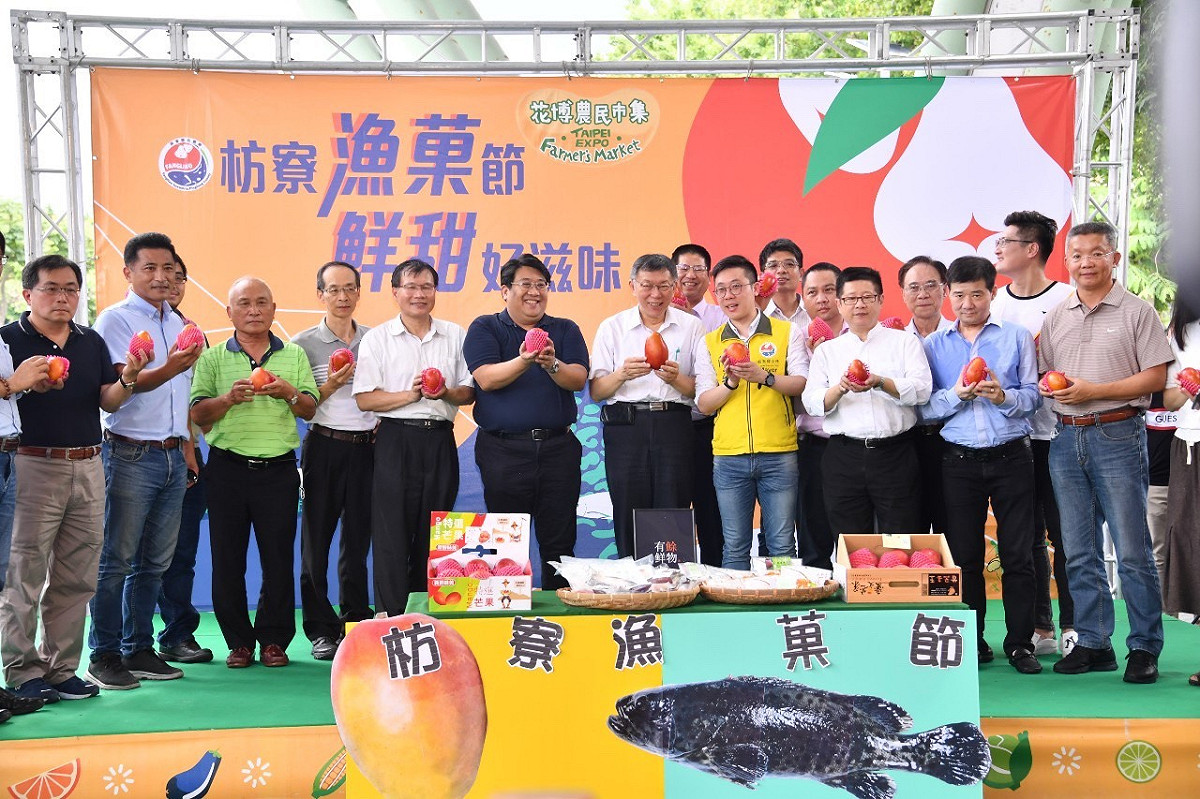 柯文哲出席枋寮漁菓節活動，宣傳當地漁產、水果。 圖 : 台北市政府/提供