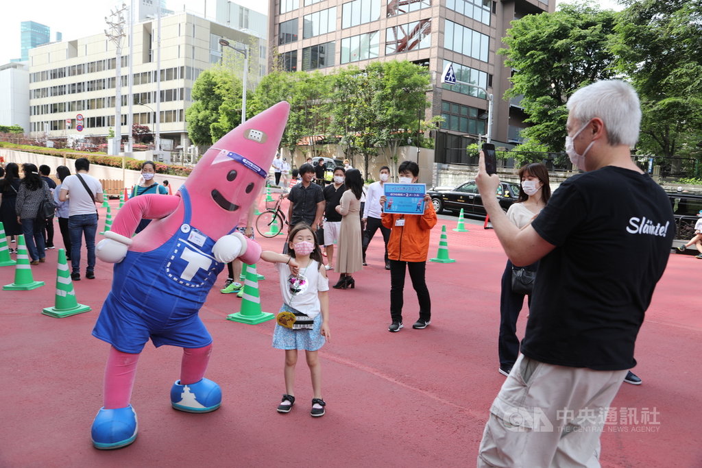 日本政府5月25日全面解除為防疫所發布的緊急事態宣言，30日是解禁後第一個週末，東京鐵塔吉祥物諾朋戴防疫面罩迎接遊客。 圖/中央社