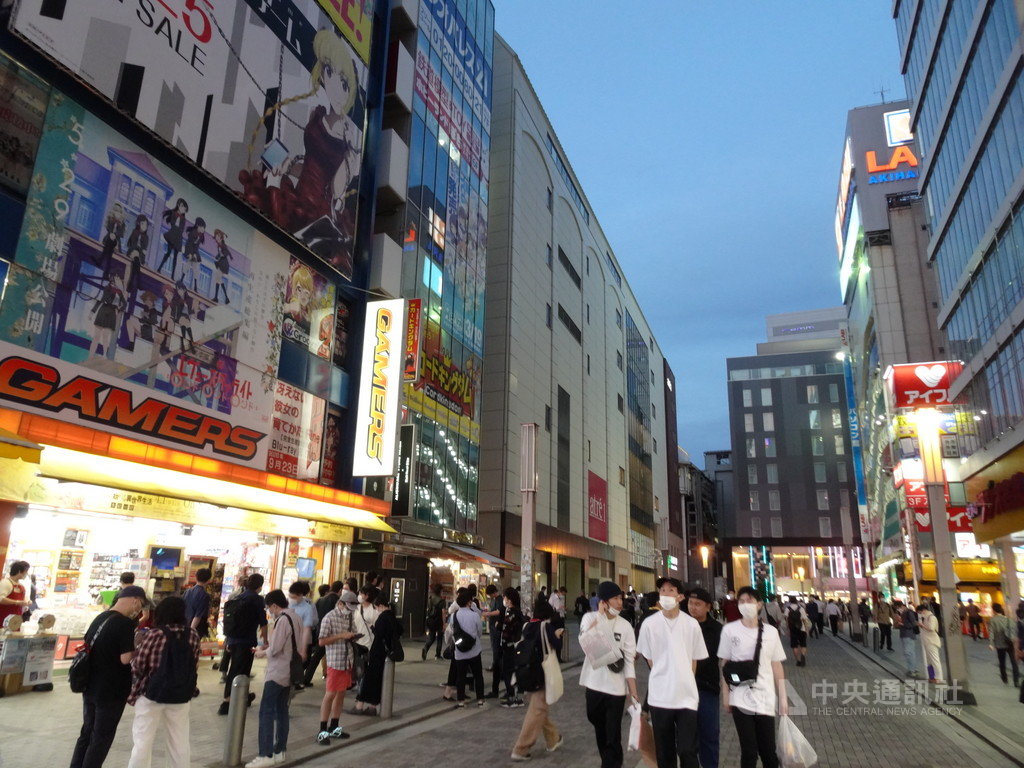 日本政府5月25日全面解除為防疫所發布的緊急事態宣言，30日是解禁後第一個週末，電器街秋葉原人潮多，買氣佳。 圖/中央社