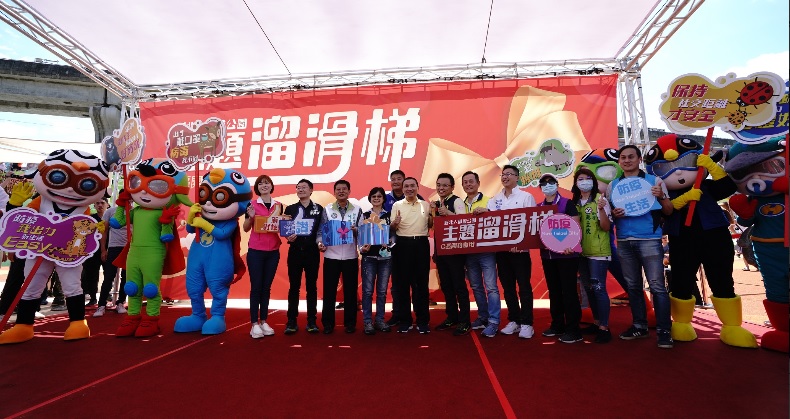 新北大都會公園的「台灣特色動物」主題遊樂區今天啟用，侯友宜與地方人士共同體驗。 圖：新北市水利局提供
