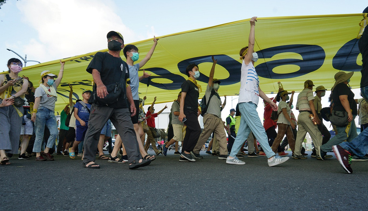 大約兩萬名罷韓支持者擠爆近兩百公尺長的超級民主黃絲帶之下，用行動向韓國瑜展現超級民主黃絲帶不是遮羞布！ 圖：張良一/攝