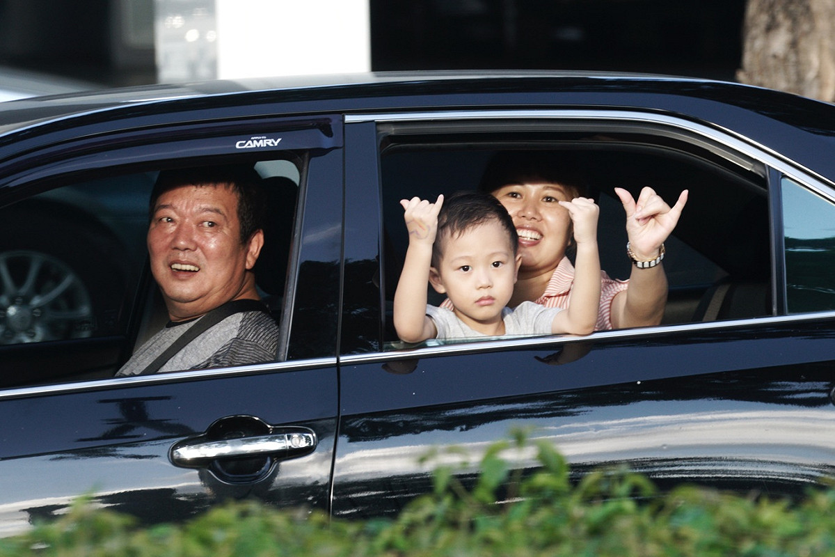 一些開車民眾向參加罷韓三山演習的民眾比出罷韓手勢。 圖：張良一/攝